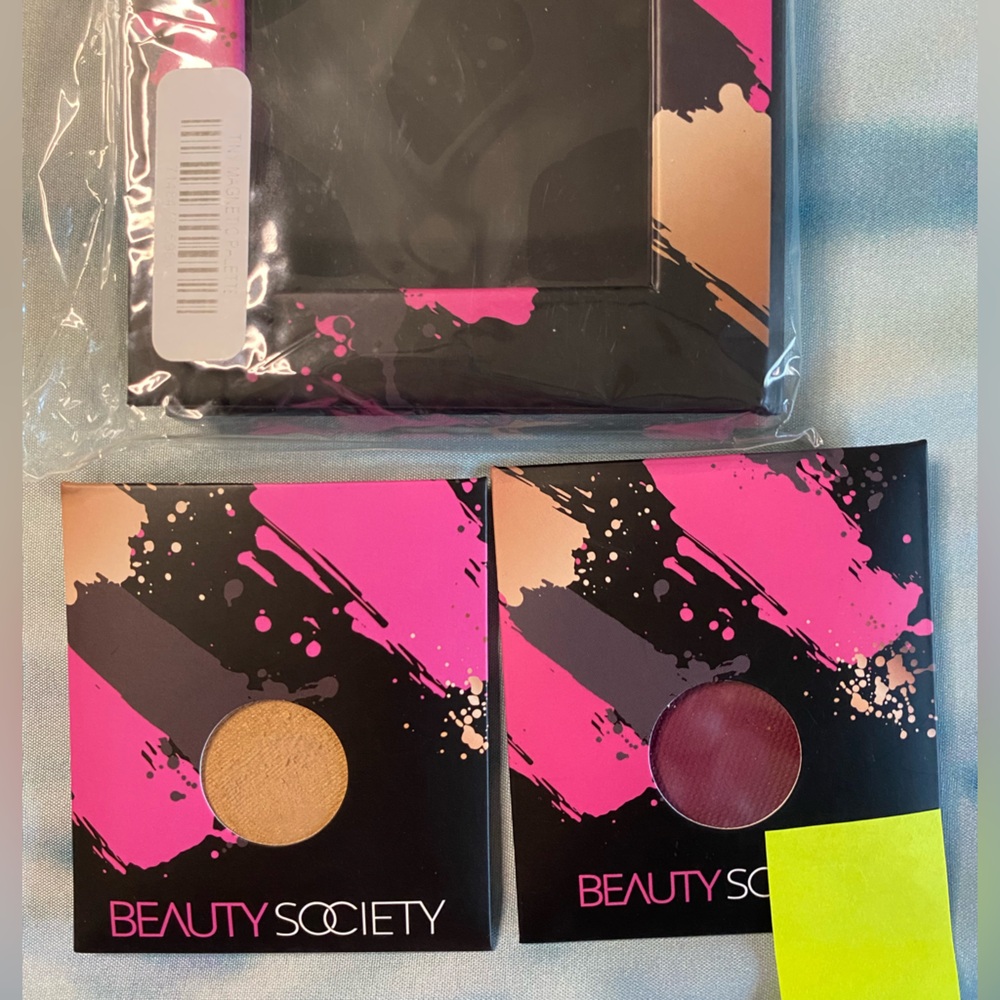 Beauty Society Set of 2 Highly Pigmented Eyeshadows with Magnetic Pallet. Lot 4